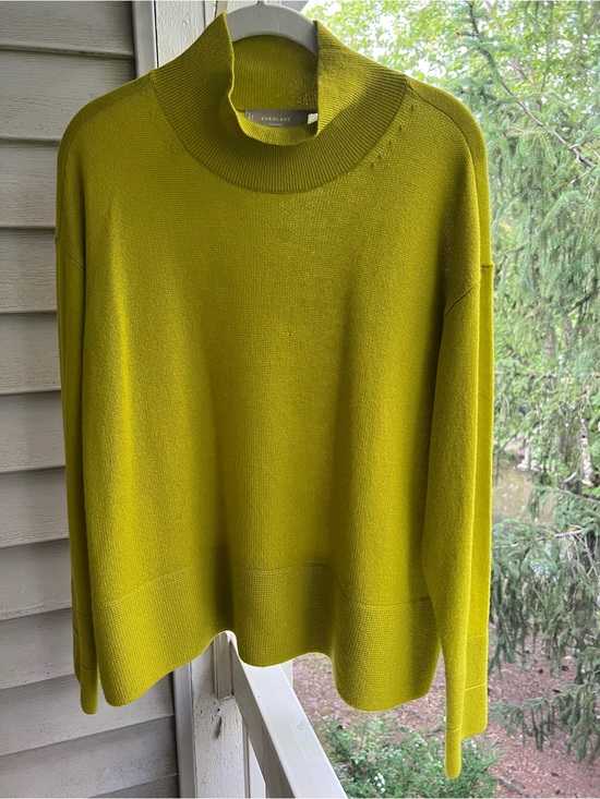 Everlane Sweaters - Everlane 100% cashmere chartreuse sweater